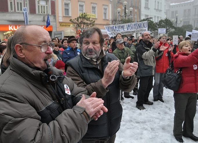 Na Jiráskově náměstí zvaném Kuří rynek v centru Ostravy se po třetí hodině odpoledne sešlo asi 300 protestujících. Organizátoři malého shromáždění měli k dispozici pouze málovýkkonný megafon, takže už dvacet metrů od řečníka nebylo srozumitelné, co lidem říká. Část přítomných se na Kuří rynek přesunula ze sousedního Masarykova náměstí, kde popíjeli medovinu na vánočních trzích.