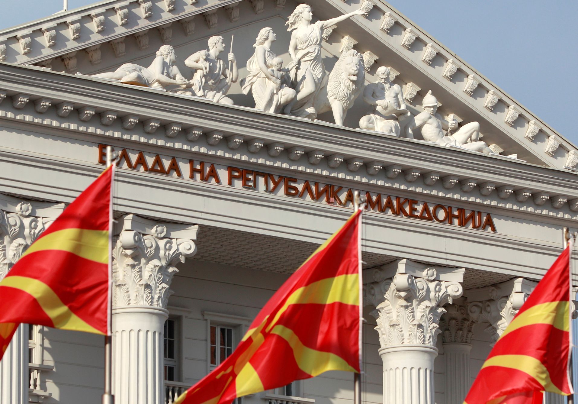 Makedonské vlajky před budouvou vlády