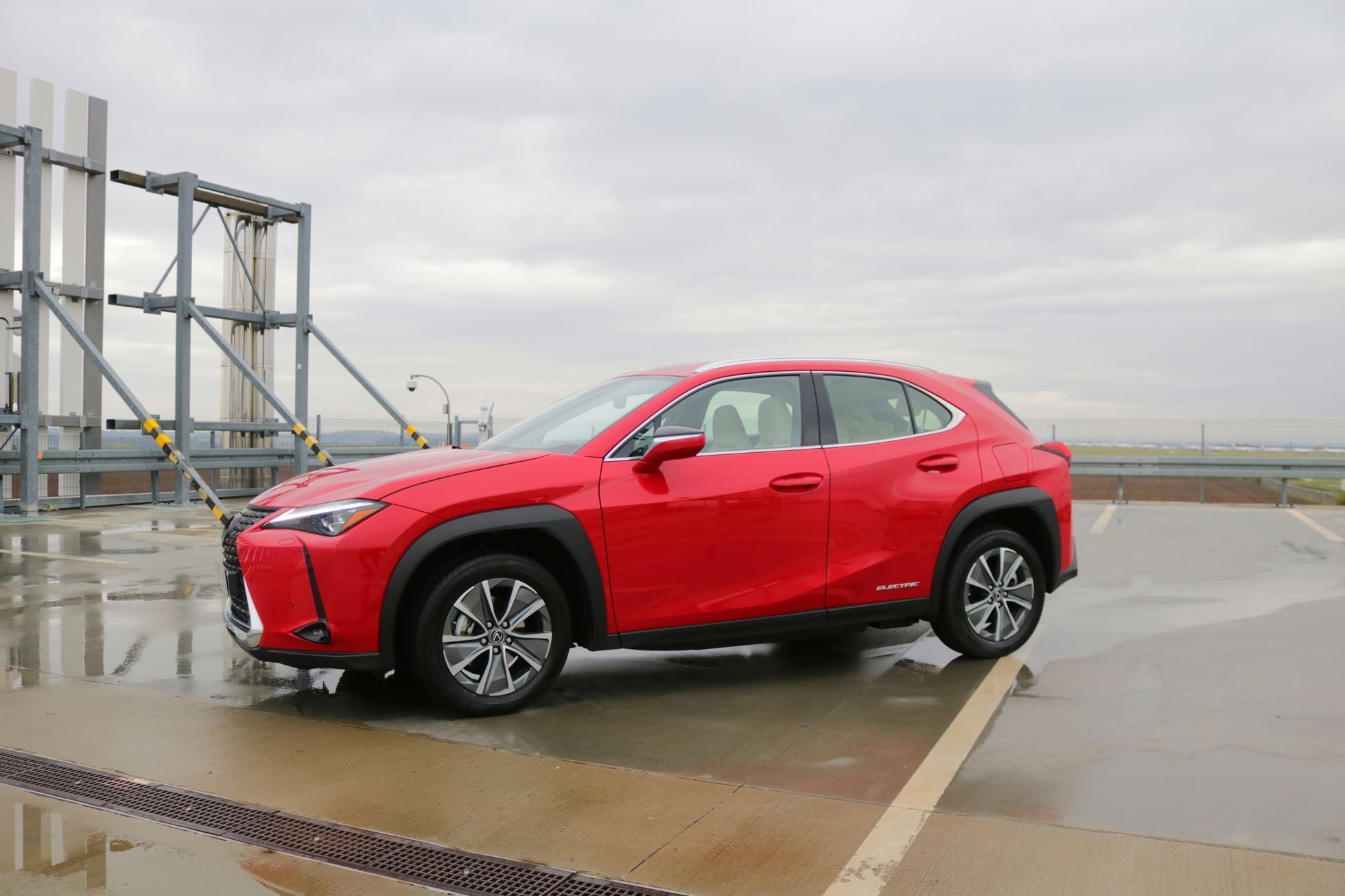 Lexus UX300e elektromobil