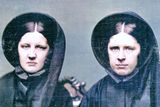 Dvě vdovy, cca 1850 (kolorováno).