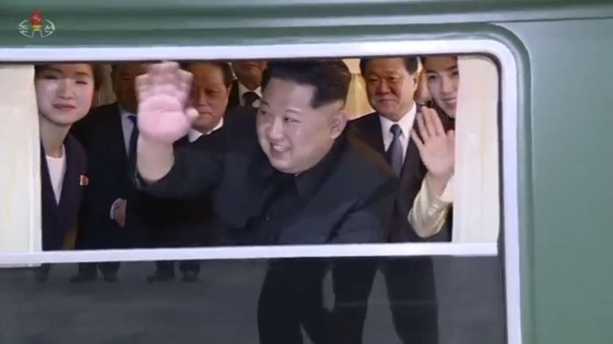Severokorejský vůdce Kim Čong-un mává z vlaku.