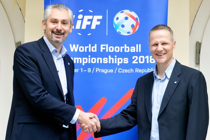 Prezident Českého florbalu Filip Šuman (vlevo) a trenér národního týmu Petri Kettunen.