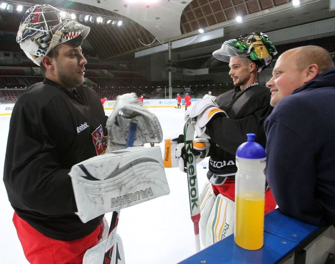 Český hokejový reprezentační brankář Ondřej Pavelec při tréninku před Karjala Cupem 2012.