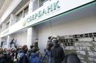 Ukrajinští nacionalisté zazdili vstup do pobočky ruské Sberbank v Kyjevě. Žádají její odchod