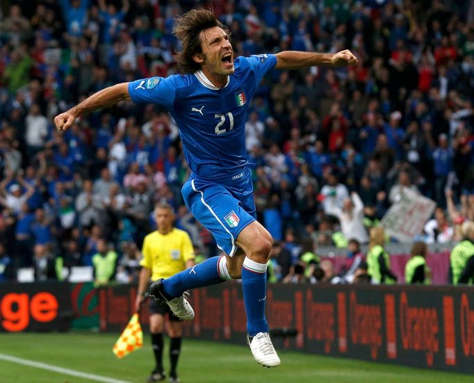 Andrea Pirlo se raduje ze svého gólu během utkání Chorvatska s Itálií ve skupině C na Euru 2012.