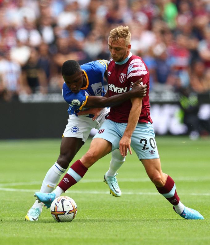 Moises Caicedo z Brighton a Jarrod Bowen z West Hamu v zápase Premier League