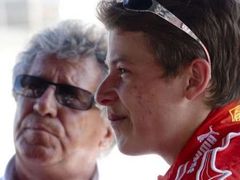 Bývalý msitr světa F1 Mario Andretti(vlevo) sleduje spolu se svým vnukem a závodníkem Marcem obrazovku v depu závodu IRL v St. Petersburgu.