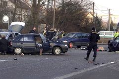 Auto ujíždělo před policií, spolujezdkyně zemřela