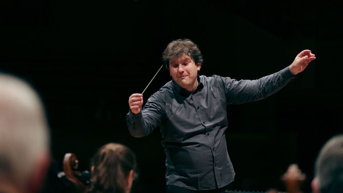Dirigent Tomáš Hanus žije střídavě ve velšském Cardiffu a Brně. Orchestr Velšské národní opery řídí už šest let.