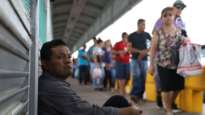 Migranti uvízlí na hranici mezi Mexikem a USA. Červen 2018.