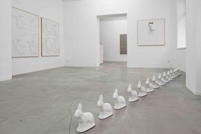 Bílá výstava v pražské galerii představuje milovnici králíků Zorku Ságlovou