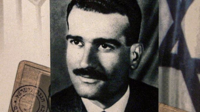 Na snímku je zachycena poštovní známka připomínající izraelského špiona Eliho Cohena, který byl v roce 1965 popraven v Damašku.