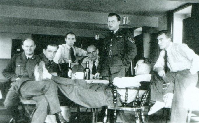 Zdeněk Škarvada (stojící) se svými spolubojovníky z řad RAF.