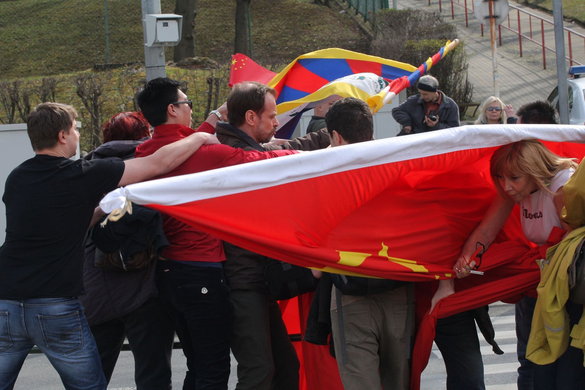 Rvačka mezi čínskými a tibetskými vlajkonošemi