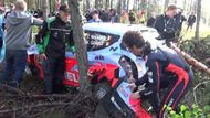 Finské drama načal už v zahřívacím shakedownu Thierry Neuville, jenž svůj Hyundai poslal mezi stromy. Mechanici korejského továrního týmu pak měli těžkou noc, Belgičan se jim za to odvděčil čtvrtým místem v konečné klasifikaci soutěže.