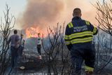 Oheň vypukl v neděli a rychle zachvátil část Chorvatska a Černé Hory.