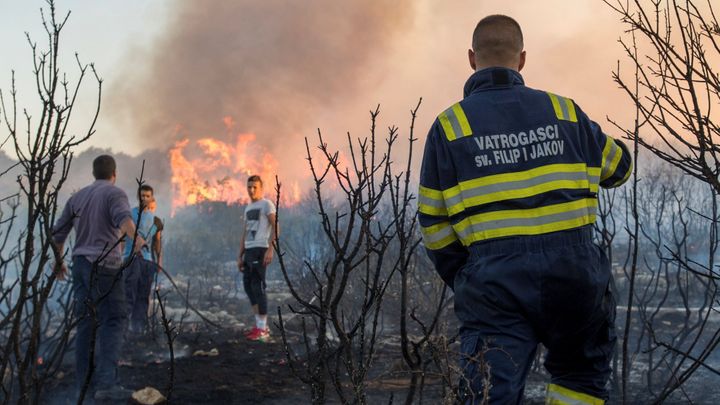 U chorvatského Šibeniku řádí lesní požár, lidé se evakuují pomocí lodí; Zdroj foto: Reuters