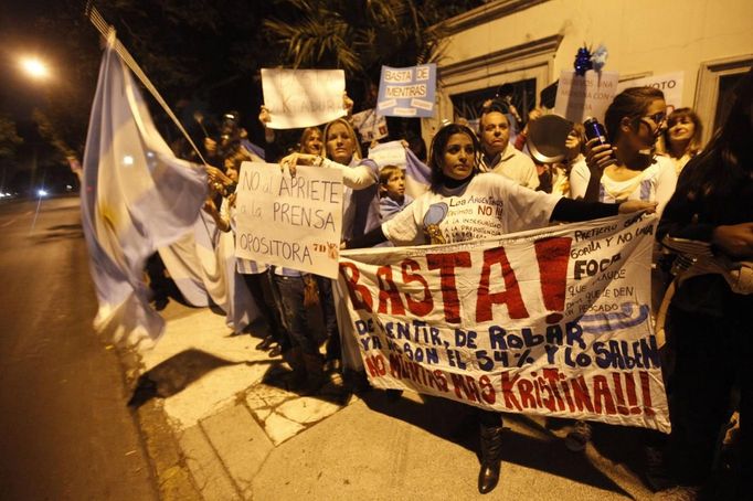 Argentine citizens attend a protest outside the Argentine embassy in Mexico City November 8, 2012. Argentines on Thursday participated in a broad protest against President Cristina Fernandez's interventionist policies and combative style. The centre-left leader won easy re-election a year ago but her approval ratings have slid since. Her government has virtually banned dollar purchases and it limited imports this year, worsening a steep economic slowdown. The poster reads, "Kristina, do not divide the country more." REUTERS/Edgard Garrido (MEXICO - Tags: POLITICS CIVIL UNREST) Published: Lis. 9, 2012, 3:26 dop.