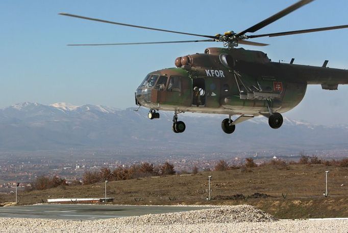 Vrtulník slovenského kontigentu KFOR přistává. Slováci jsou na základně společně s Čechy.