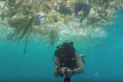 Moře plastového odpadu. Potápěč natočil na Bali místo hejna rejnoků jen igelitové sáčky