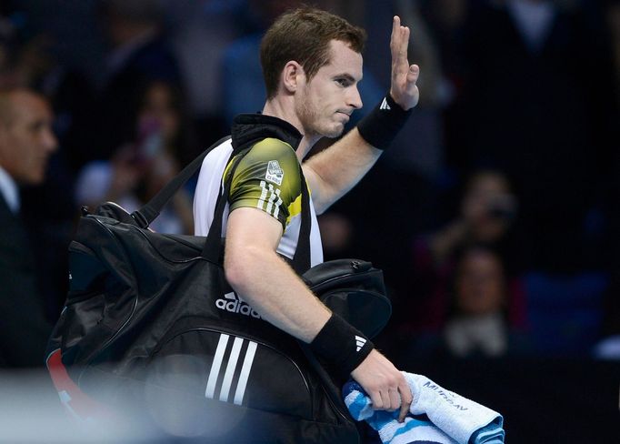 Britský tenista Andy Murray v utkání se Srbem Novakem Djokovičem během Turnaje mistrů 2012.