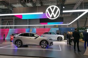 Nový VW Multivan i nejlevnější elektromobil od Dacie se poprvé ukazují v Česku