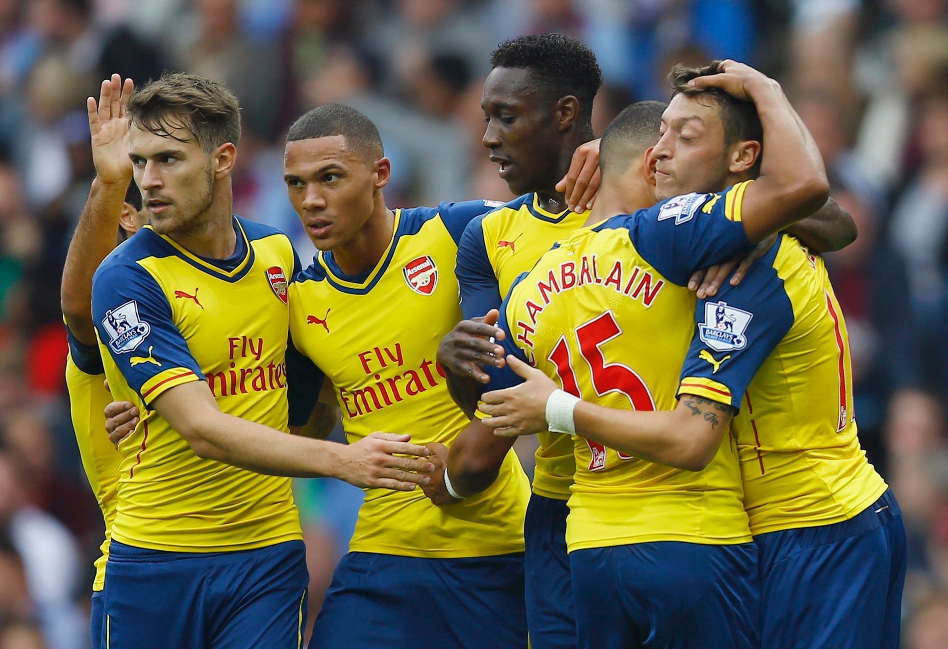 Radost hráčů Arsenalu po gólu do sítě Aston Villy