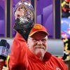 Super Bowl LVIII: trenér Andy Reid (Kansas City) s Vince Lombardi Trophy