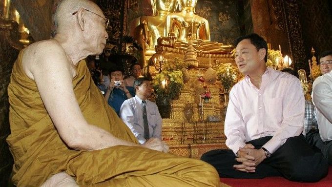 Bývalý thajský premiér Thaksin Šinavatra (vpravo) hovoří s buddhistickým mnichem.