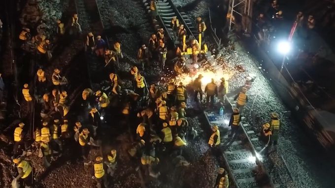 V Číně postavili železnici za pouhých šest hodin, do práce nahnali tisíc pracovníků