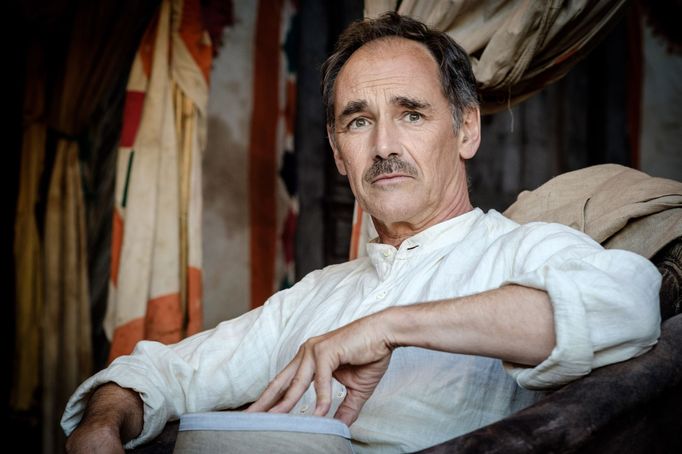 Mark Rylance jako úředník.