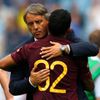 Fotbalový trenér Roberto Mancini děkuje Carlosi Tevezovi po utkání anglického superpoháru Community Shield 2012 mezi Manchesterem City a Chelsea.