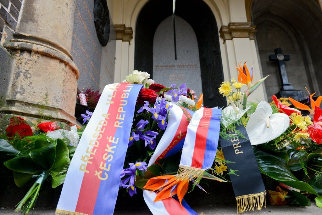 Zeman položil květiny na hrob Václava Havla
