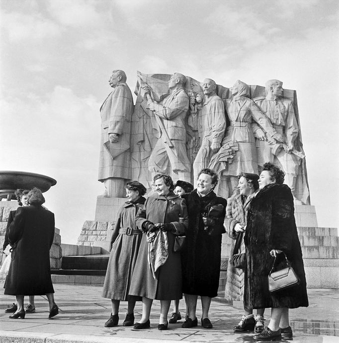 Archivní fotografie z éry 50. a 60. let 20. století, kdy na Letné v Praze vznikl a později zanikl nechvalně proslulý Stalinův památník.