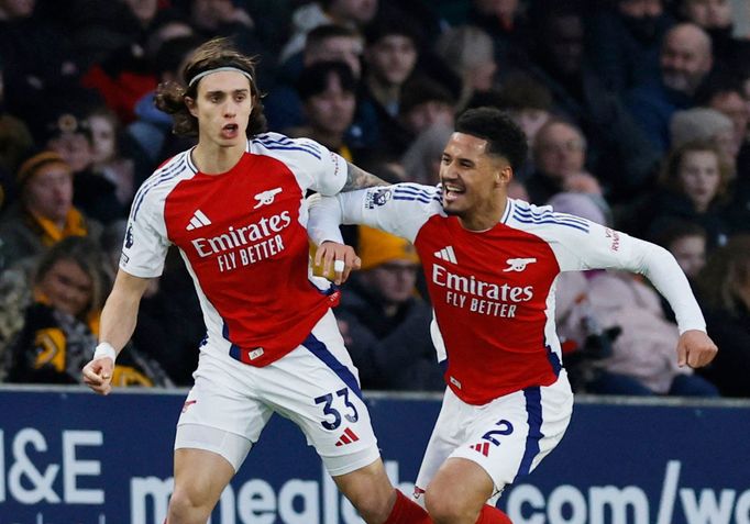 Riccardo Calafiori slaví vítězný gól Arsenalu v utkání s Wolverhamptonem