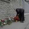 Pieta v Moskvě: Rusové nosí květiny před polskou ambasádu