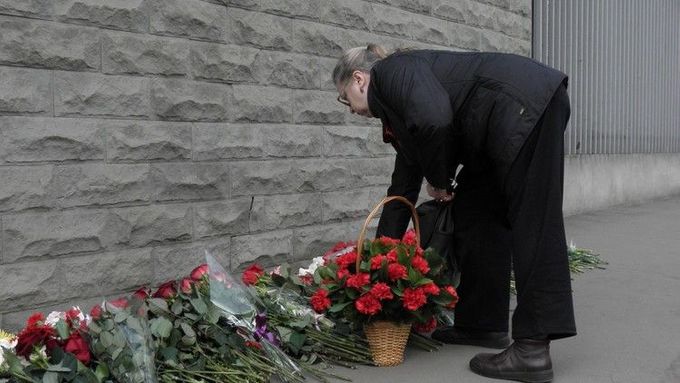 Pieta v Moskvě: Rusové nosí květiny před polskou ambasádu
