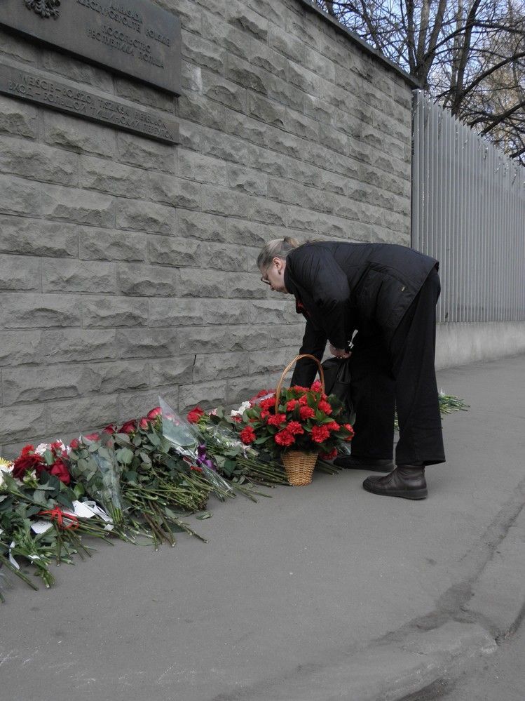 Pieta v Moskvě: Rusové nosí květiny před polskou ambasádu