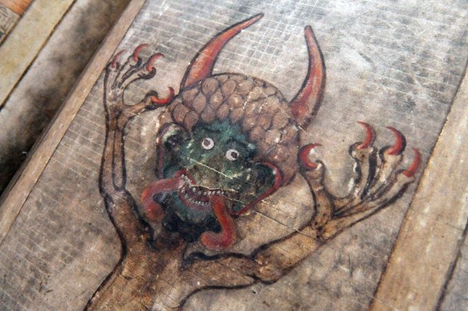 Detail slavného vyobrazení ďábla z folia 290 Codexu Gigas. Zelená hlava, červené rohy, dvojitý jazyk a hermelínová bederní rouška.

V