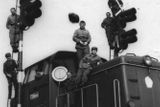 "21. srpen 1968 nás překvapil na nádraží ve Zbirohu," píše Jan Šesták. Jako symbol odporu zamalovali vojáci na lokomotivě rudou hvězdu a odmítali ji obnovit. Není ani na této fotce, pořízené v říjnu 1968 na ještě nezprovozněném nádraží v Olomouci - Řepčíně.
