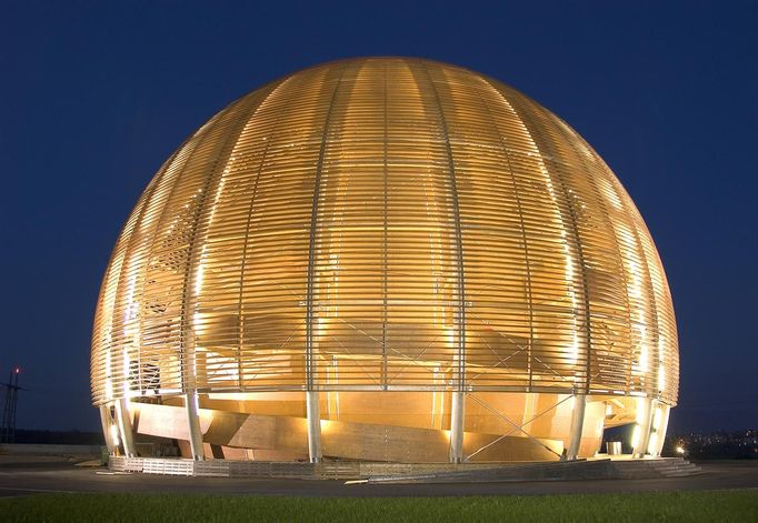 CERN, největší laboratoř částicové fyziky na světě, slaví 70 let od svého založení 29. září 1954. Pokračuje v odhalování tajemství vesmíru.