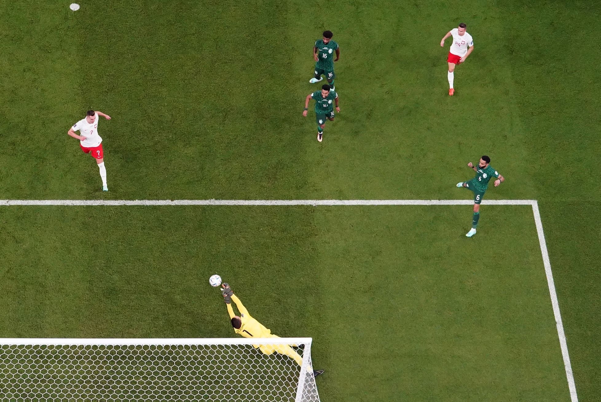 Wojciech Szczesny cyhtá penaltu v zápase MS 2022 Polsko - Saúdská Arábie