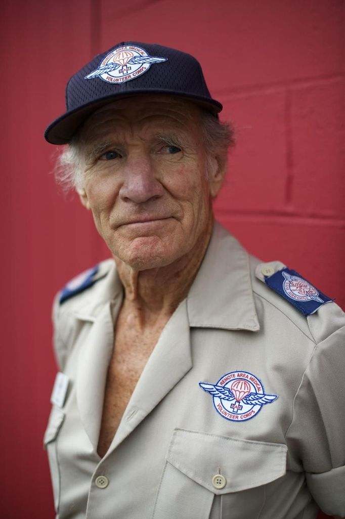 Remote Area Medical (RAM) founder Stan Brock oversees the clinic in Wise, Virginia on July 20, 2012. RAM clinics bring free medical, dental and vision care to uninsured and under-insured people across the country and abroad. The Wise clinic was the 647th RAM expedition since 1985 and drew 1700 patients from 14 states, organizers said. Picture taken July 20, 2012. REUTERS/Mark Makela (UNITED STATES - Tags: HEALTH SOCIETY) Published: Čec. 24, 2012, 3:25 odp.