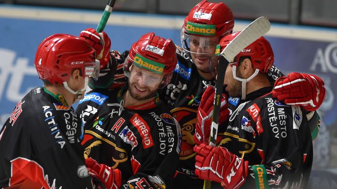 Hokejisté Prostějova slaví jeden ze svých devíti gólů v dnešním duelu první ligy na ledě Sokolova