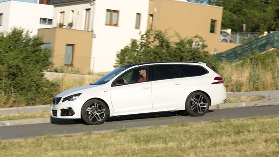 Když rodina nechce Golf ani Octavii. Peugeot 308 bojuje víc než jen zajímavou cenou