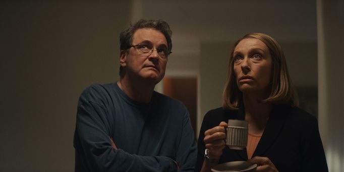 Colin Firth jako Michael Peterson a Toni Colletteová v roli Kathleen.