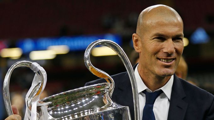 Zinedine Zidane s trofejí pro vítěze Ligy mistrů