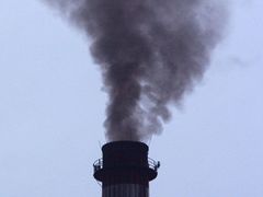 Znečištění z továrních komínů může ovlivnit proudění vzduchu a počasí.