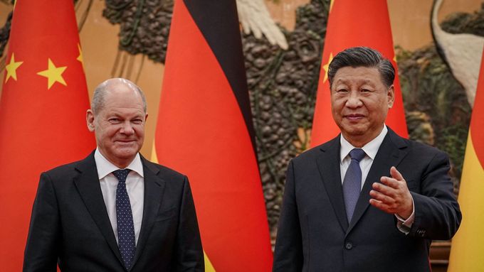 Tudy vedou Pás a stezka… Německý kancléř Olaf Scholz (vlevo) a čínský komunistický předseda Si Ťin-pching.