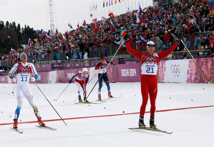 Dario Cologna, Marcus Hellner, Martin Johnsrud Sundby a Maxim Vylegžanin v cíli skiatlonu na ZOH v Soči